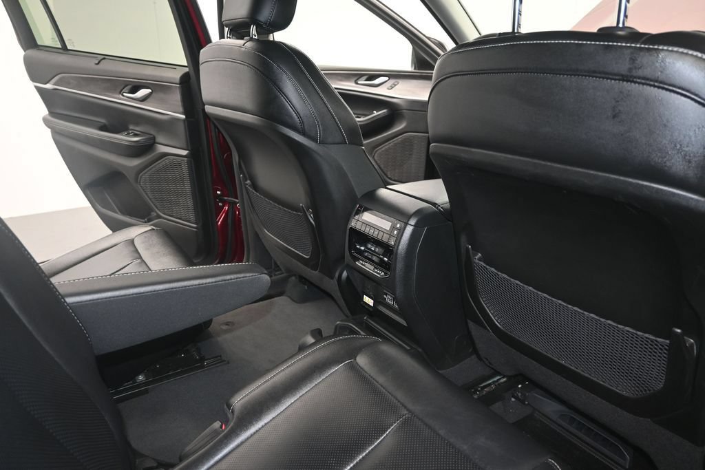 Used 2024 Jeep Grand Cherokee L Limited w/ Luxury Tech Group II RWD image 12