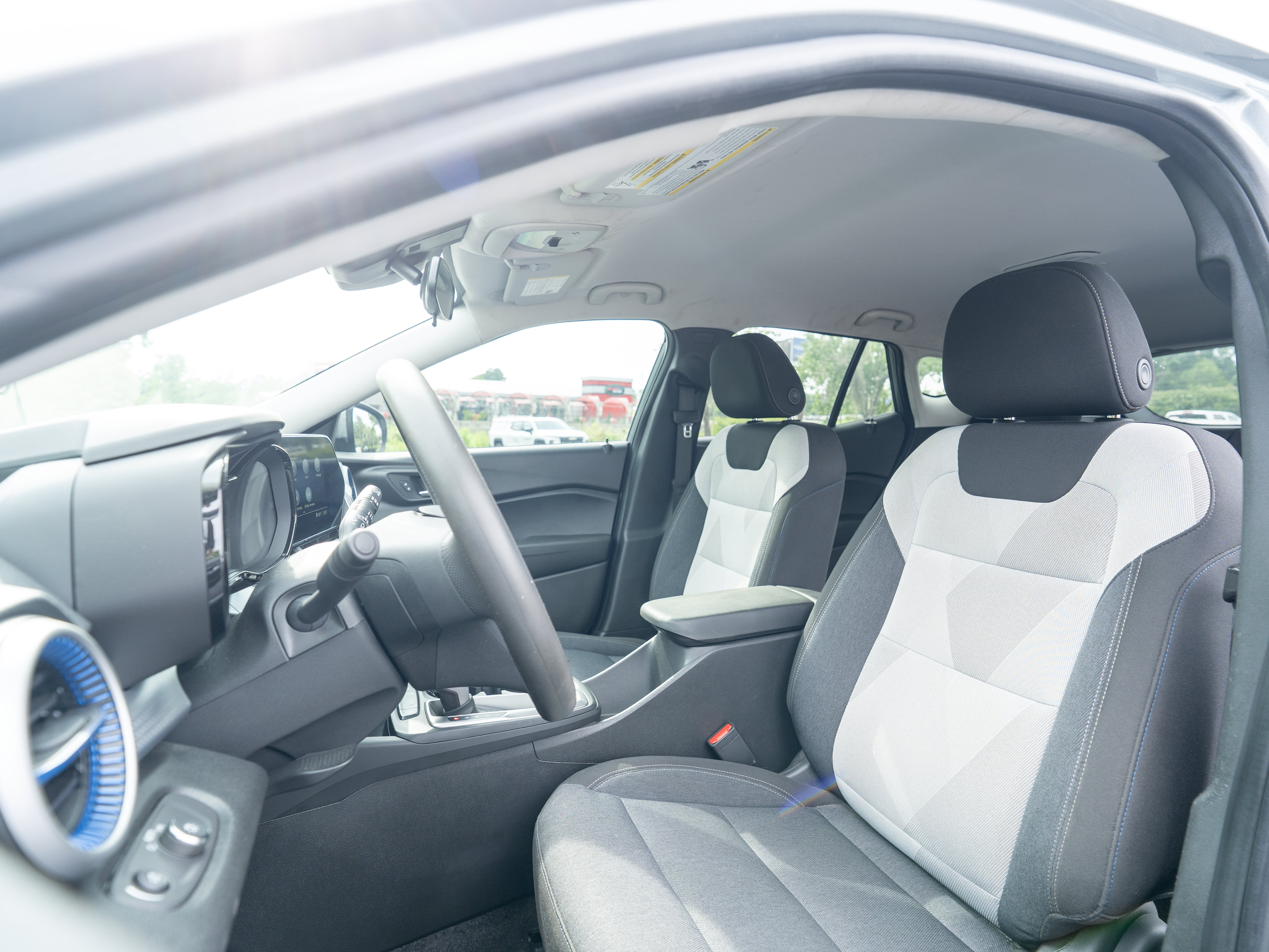 Used 2025 Chevrolet Trax LS w/ LS Convenience Package FWD image 8