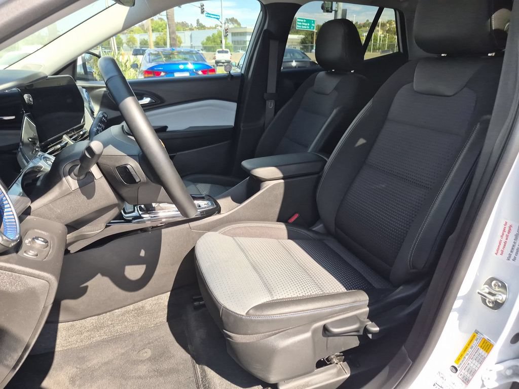 Used 2025 Chevrolet Trax LT w/ LT Convenience Package FWD image 25