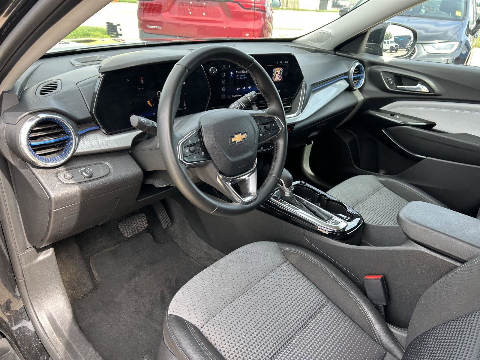 Used 2025 Chevrolet Trax LT w/ LT Convenience Package FWD image 11