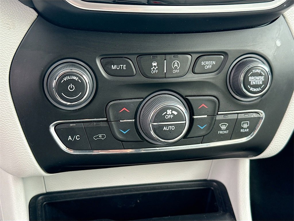 Used 2020 Jeep Cherokee Limited image 17