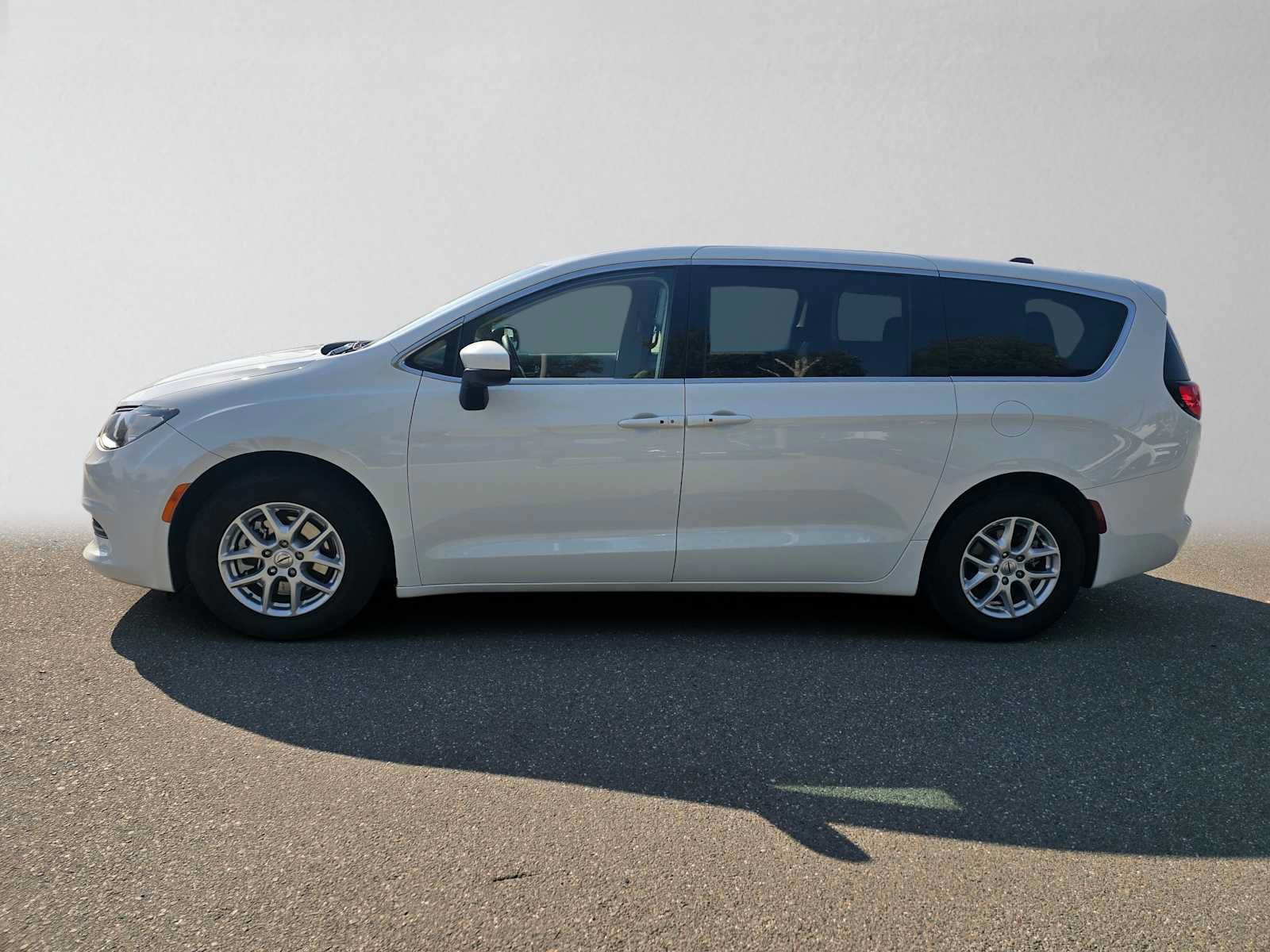 Used 2023 Chrysler Voyager LX FWD image 6