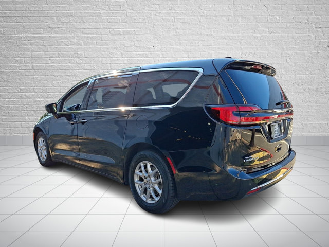 Used 2024 Chrysler Pacifica Touring-L FWD image 4