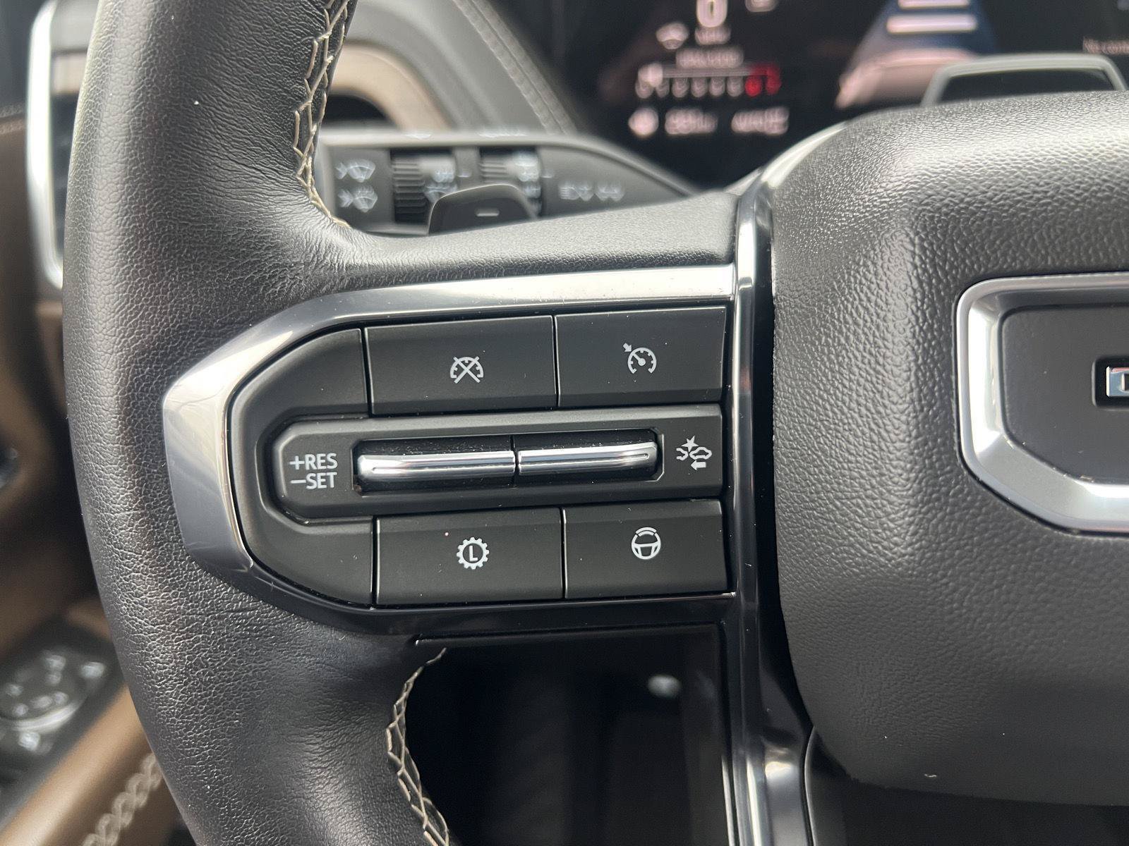 Used 2025 GMC Yukon XL Denali Ultimate AWD/4WD image 32