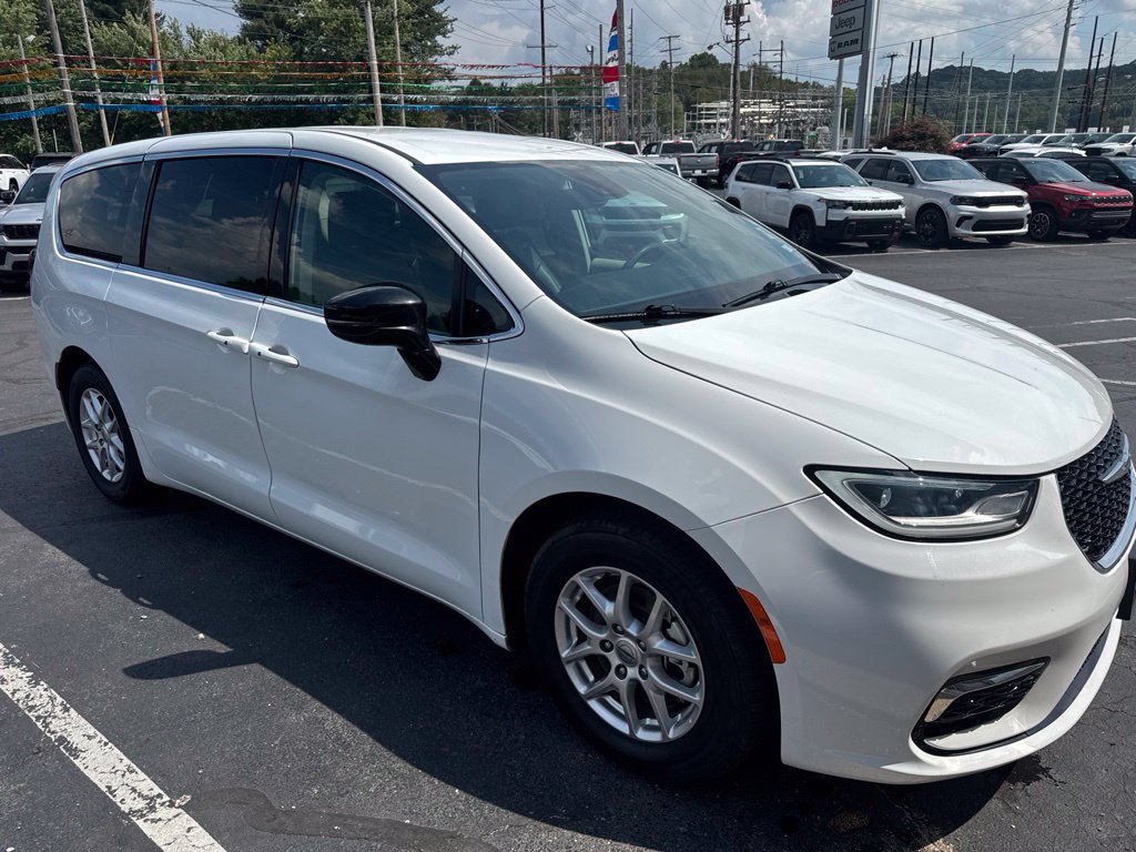 Used 2024 Chrysler Pacifica Touring-L FWD image 2