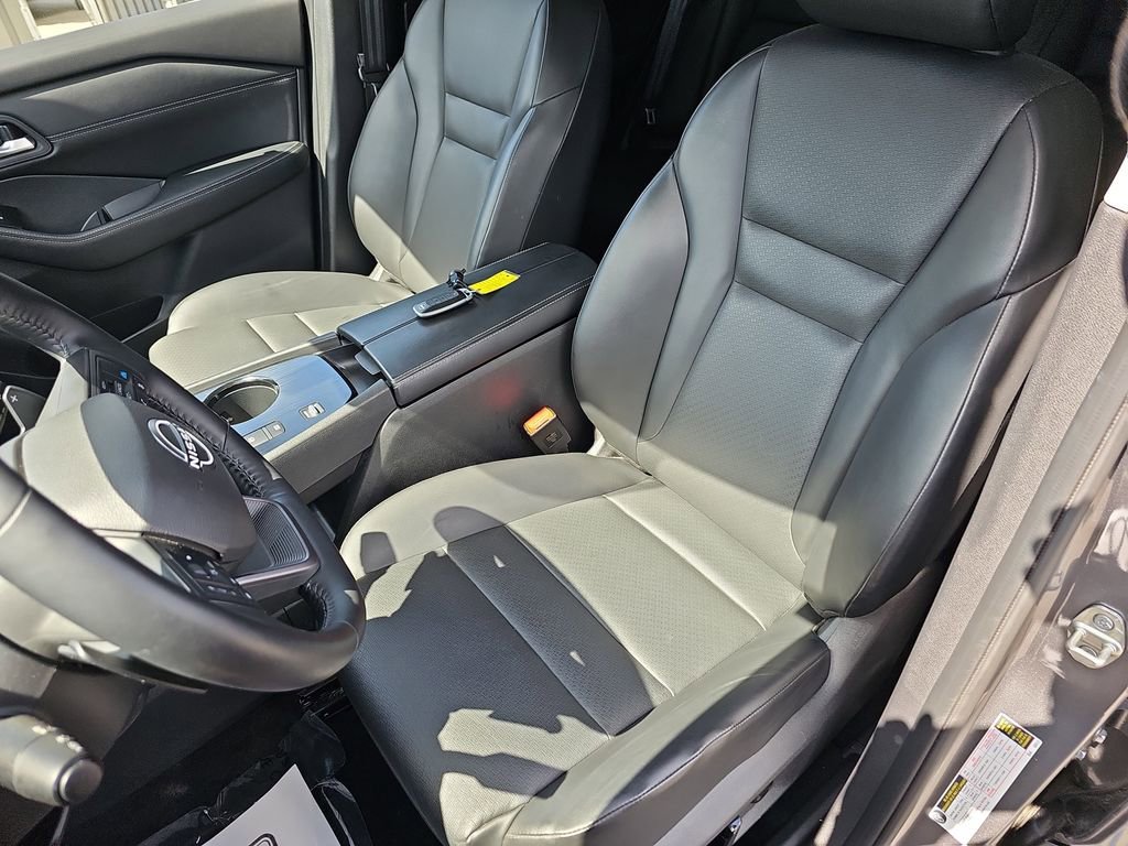 Used 2025 Nissan Rogue SV w/ SV Premium Package image 19