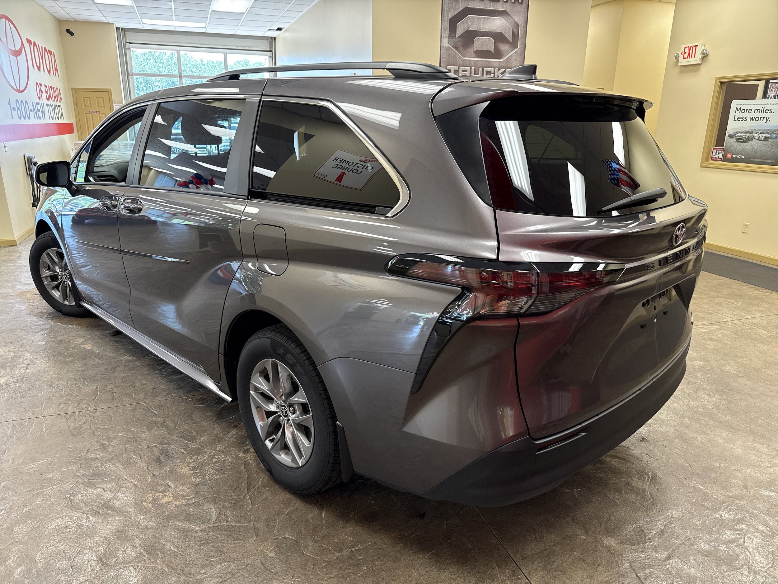 Used 2023 Toyota Sienna LE FWD image 7