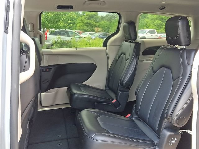 Used 2024 Chrysler Pacifica Touring-L FWD image 10