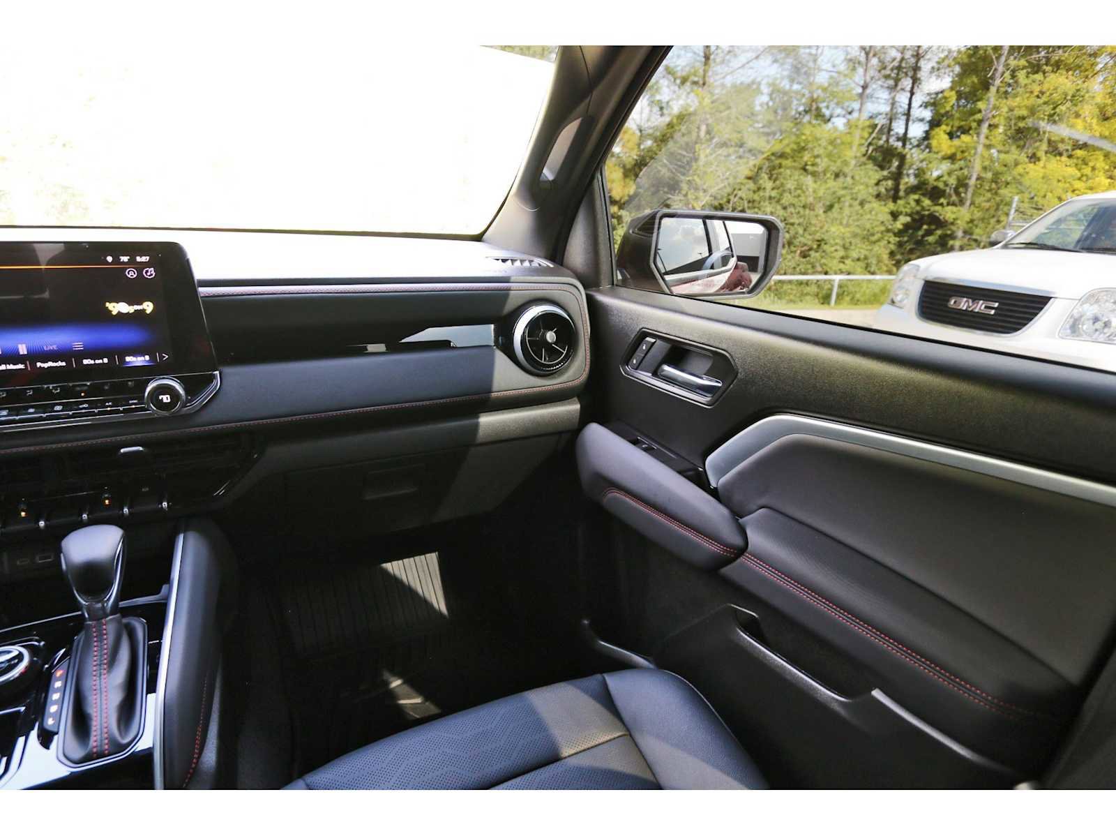 Used 2026 Chevrolet Colorado Z71 w/ Technology Package AWD/4WD image 8
