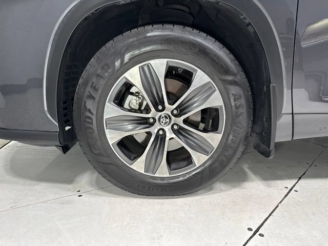 Used 2022 Toyota Highlander XLE AWD/4WD image 10