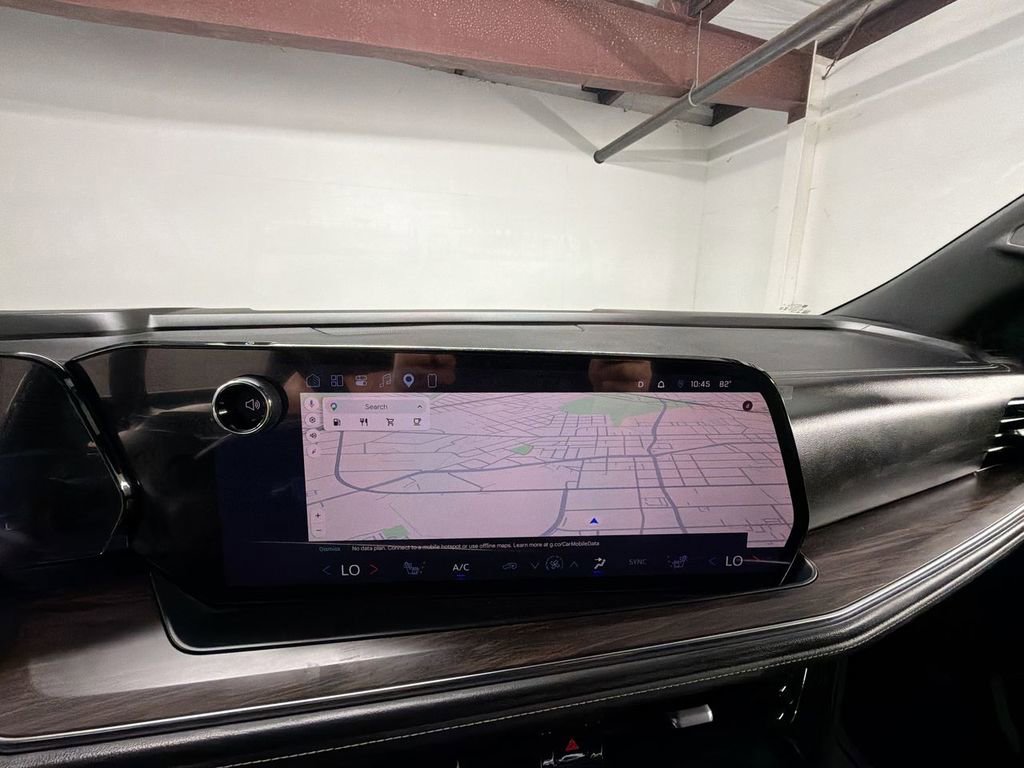 Used 2025 Chevrolet Tahoe Z71 w/ Comfort Package image 14