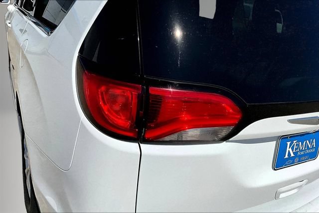 Used 2018 Chrysler Pacifica Touring-L FWD image 21