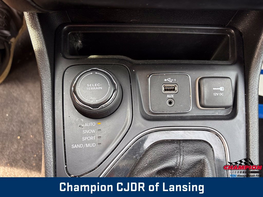 Used 2019 Jeep Cherokee Latitude Plus AWD/4WD image 23