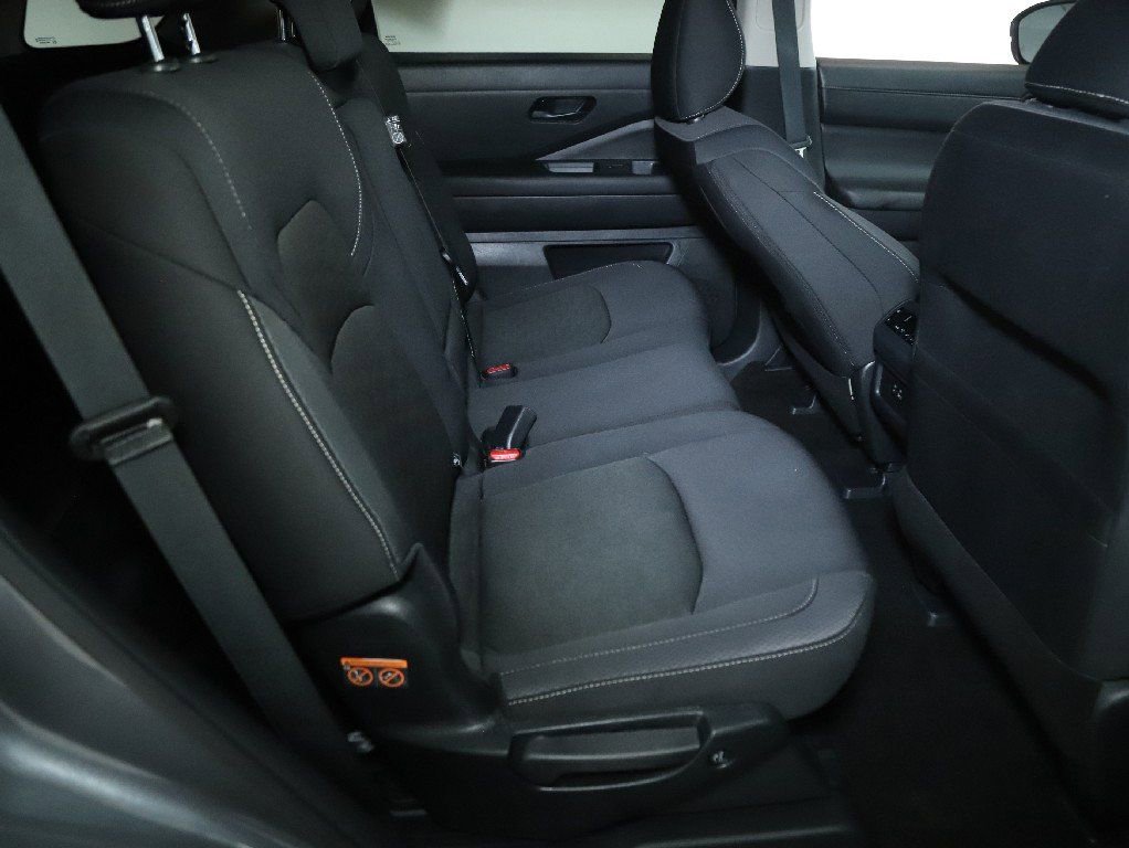 Used 2025 Nissan Pathfinder SV image 34