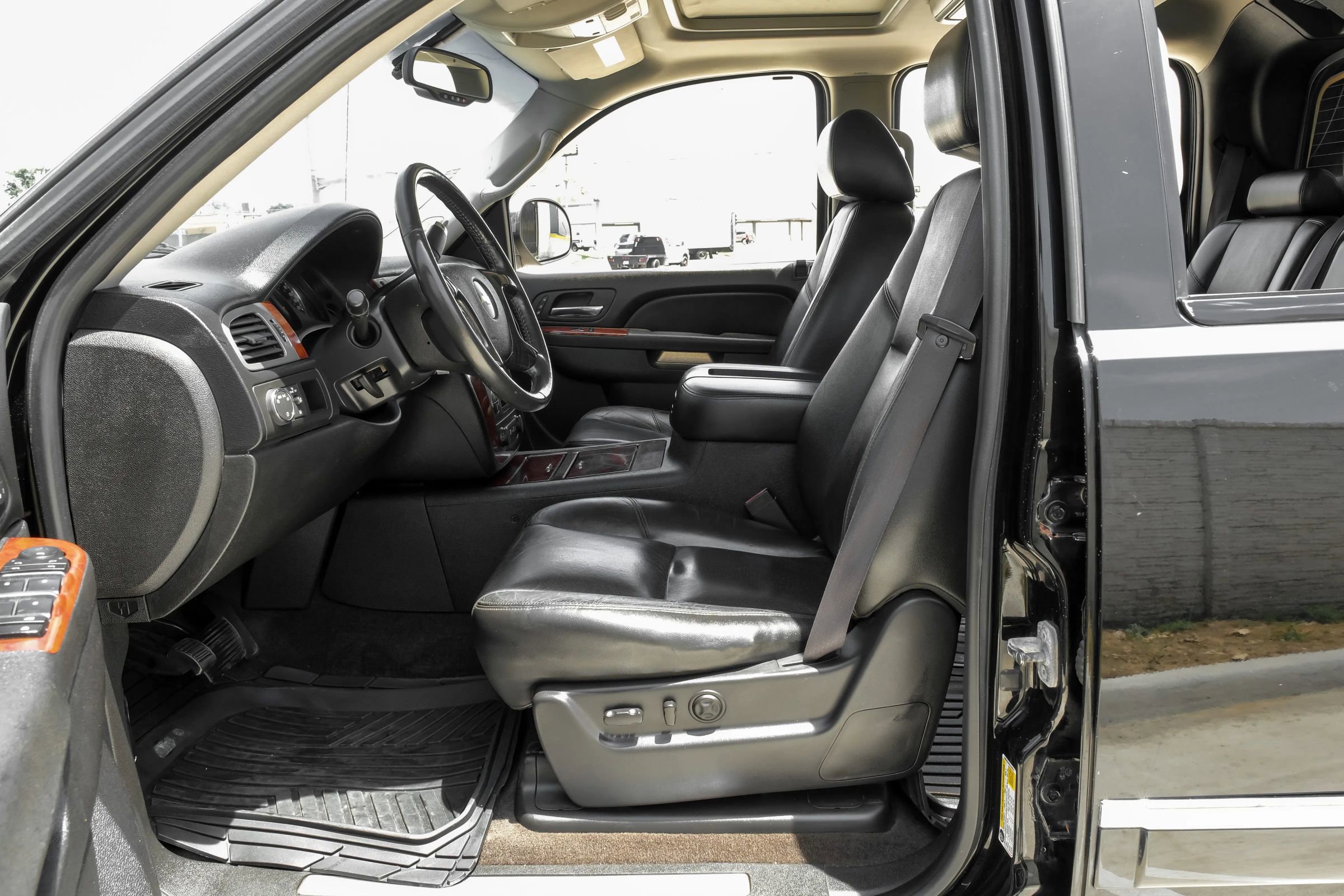 Used 2012 Chevrolet Avalanche LTZ RWD image 4