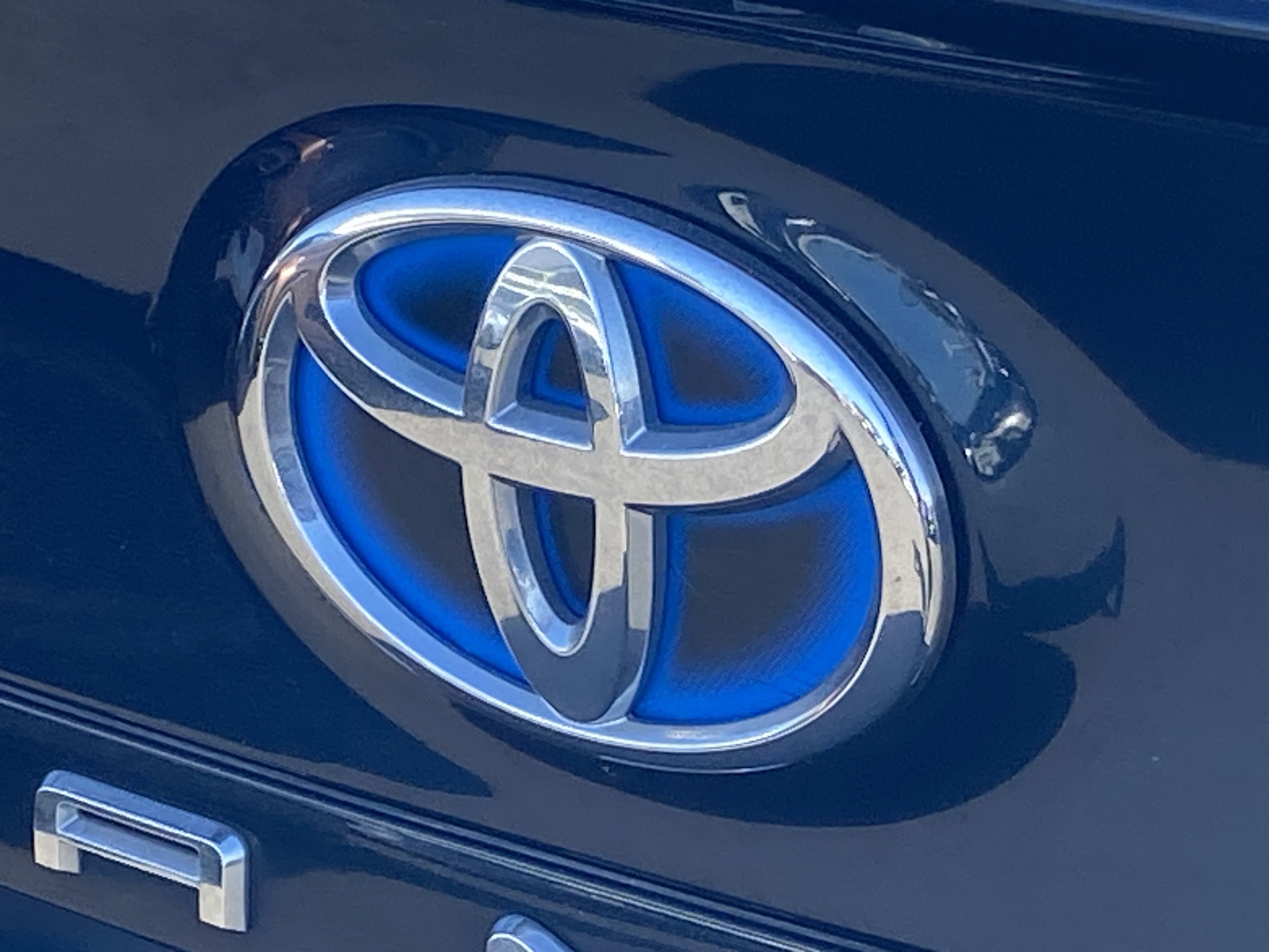 Used 2019 Toyota Camry SE FWD image 4
