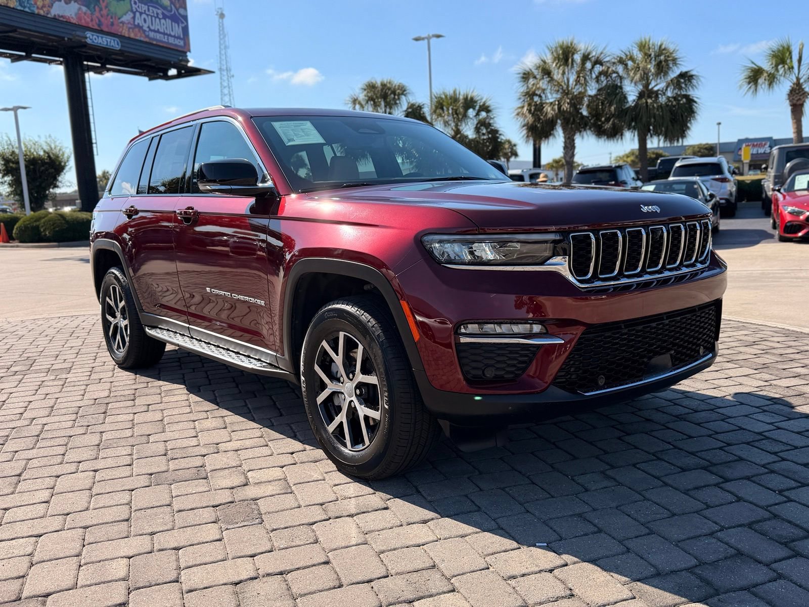 Used 2025 Jeep Grand Cherokee Limited w/ Luxury Tech Group II AWD/4WD image 7