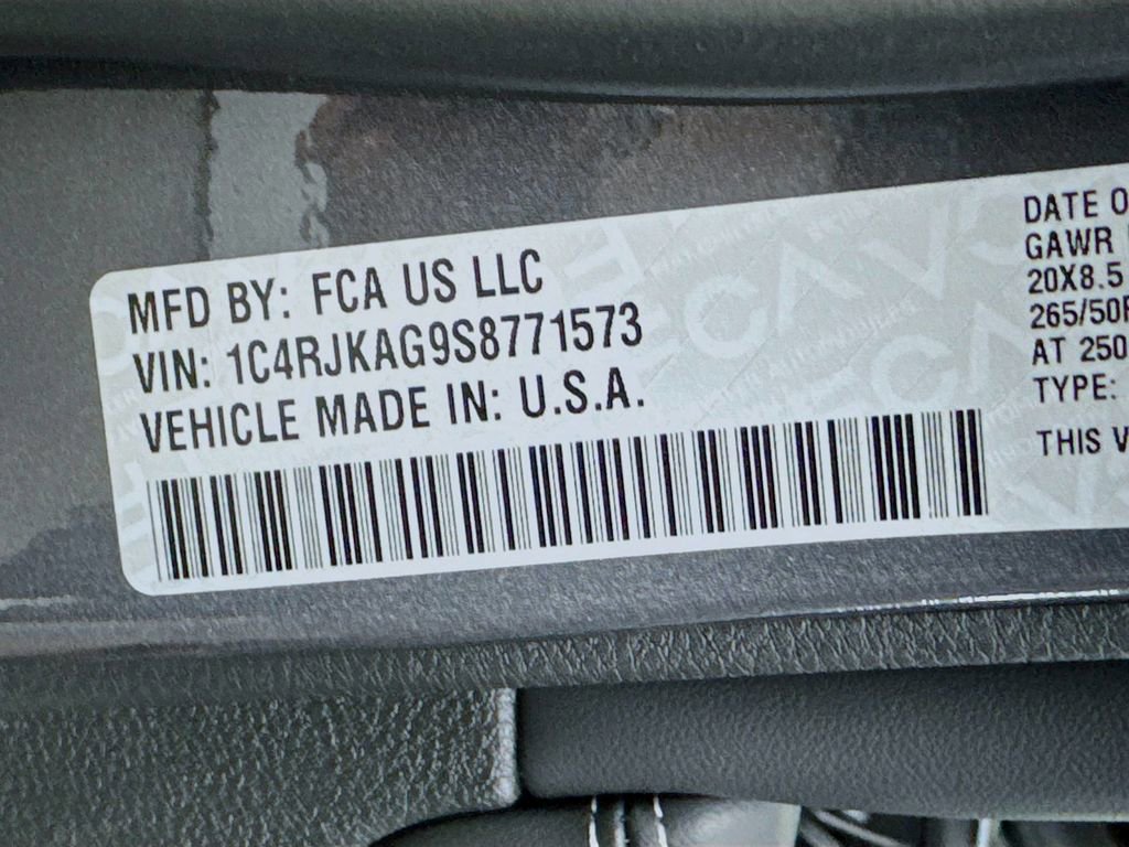 New 2025 Jeep Grand Cherokee L Laredo image 23