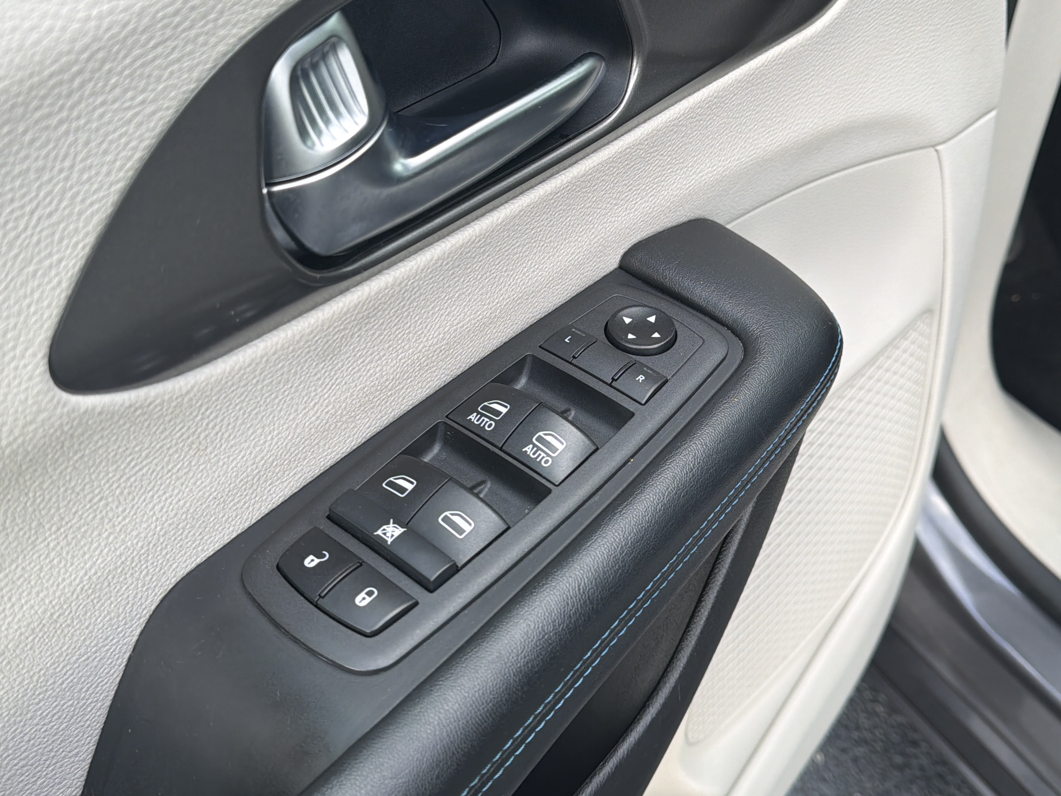 Used 2021 Chrysler Pacifica Touring-L FWD image 23