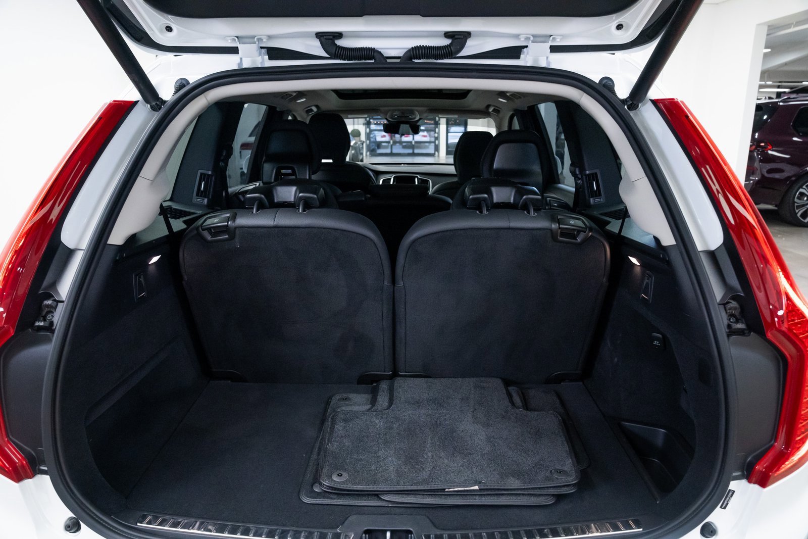 Used 2025 Volvo XC90 T8 Plus image 8