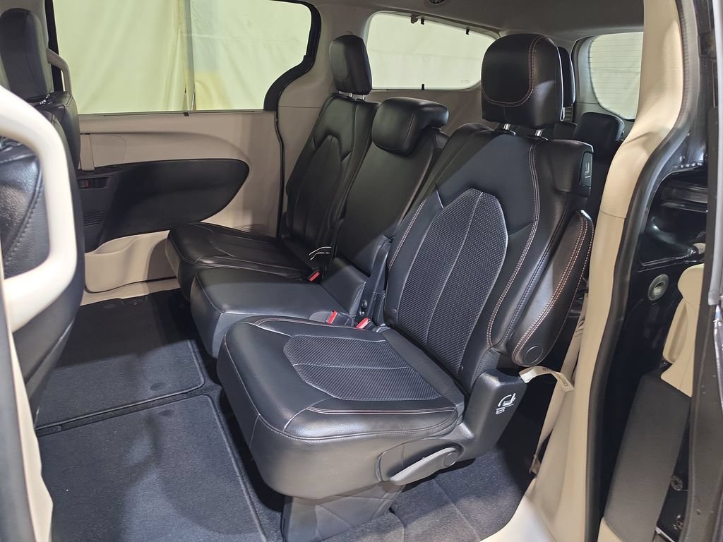 Used 2018 Chrysler Pacifica Touring-L w/ Tire & Wheel Group FWD image 23