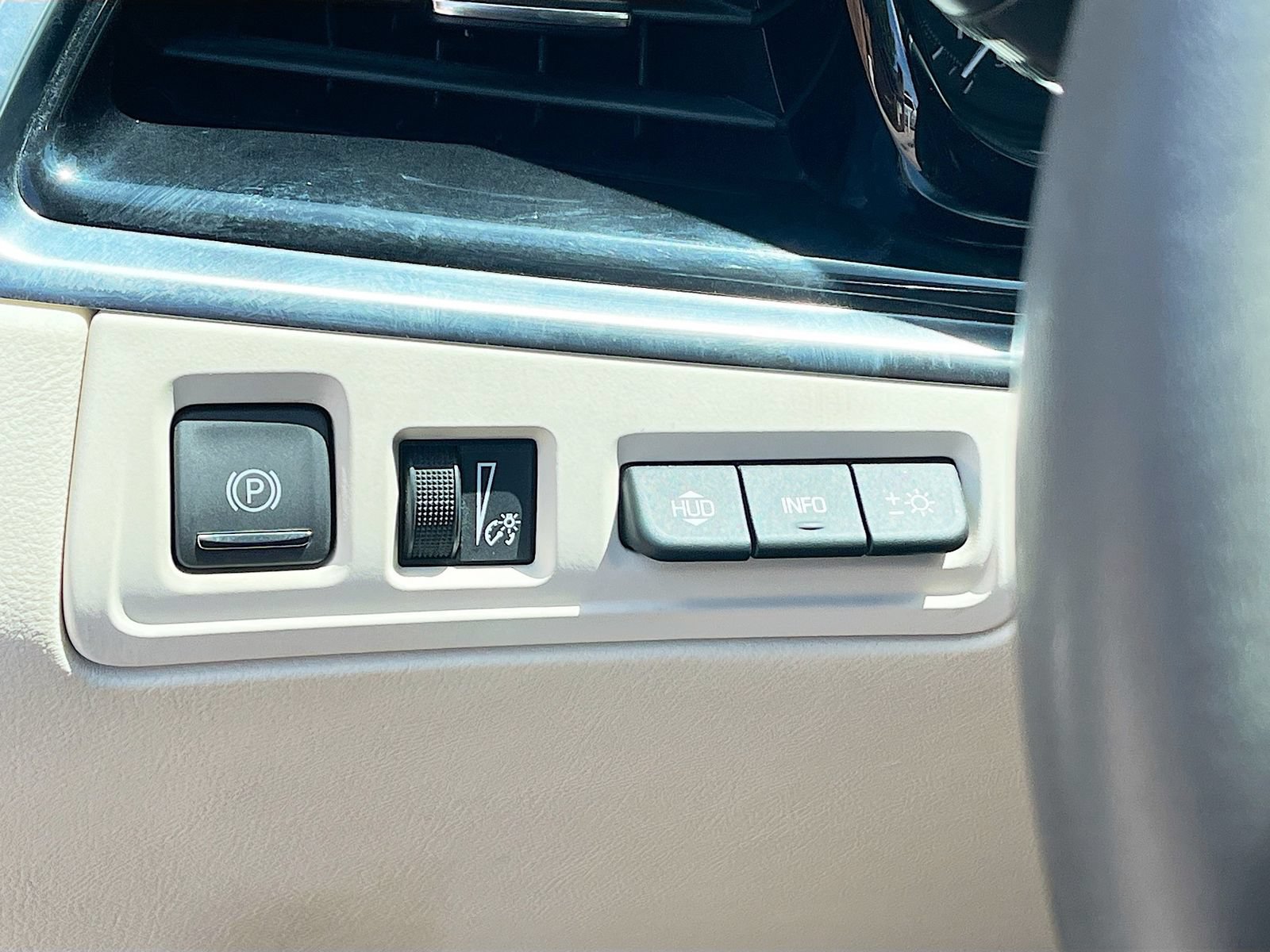 Used 2024 Cadillac XT6 Premium Luxury w/ Technology Package FWD image 10