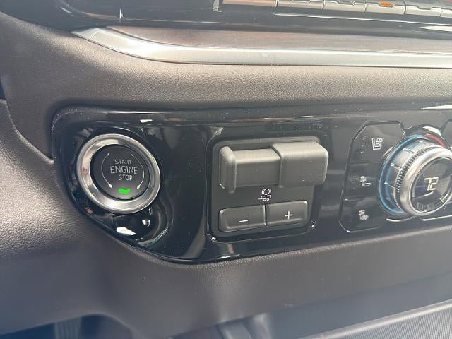 New 2026 GMC Sierra 2500 SLT w/ SLT Premium Package AWD/4WD image 32