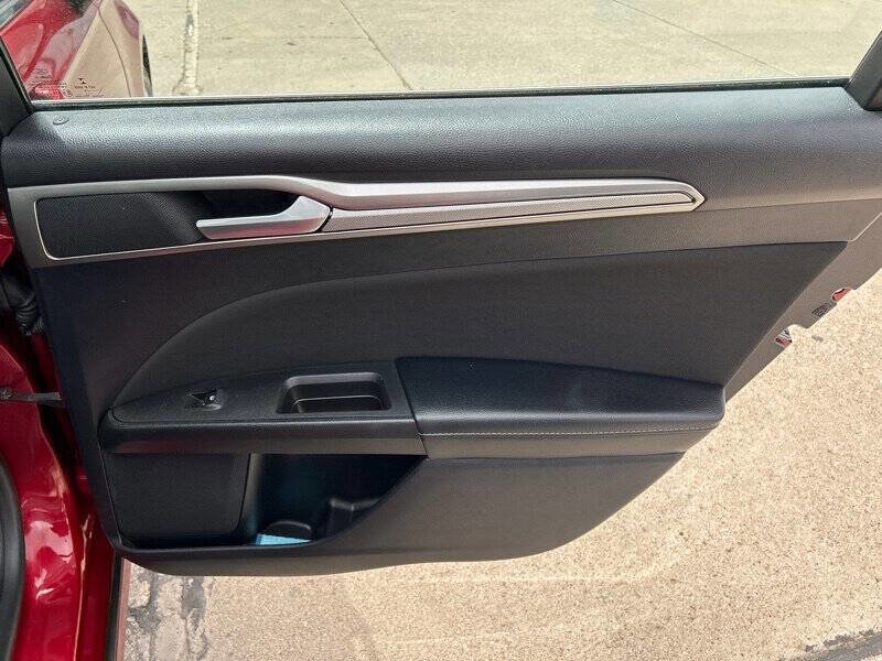 Used 2019 Ford Fusion SE image 16