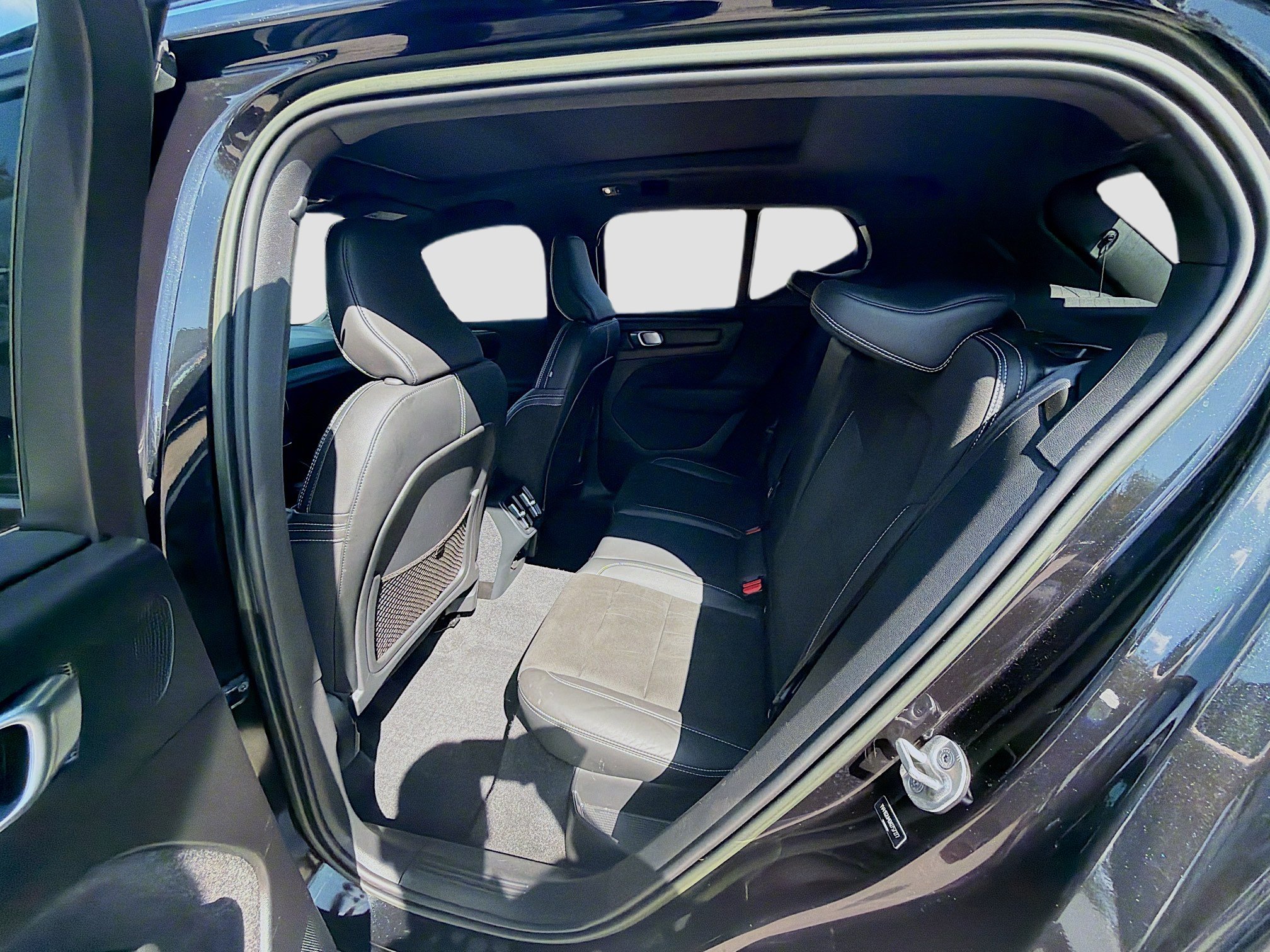 Used 2022 Volvo XC40 T5 R-Design w/ Advanced Package image 24