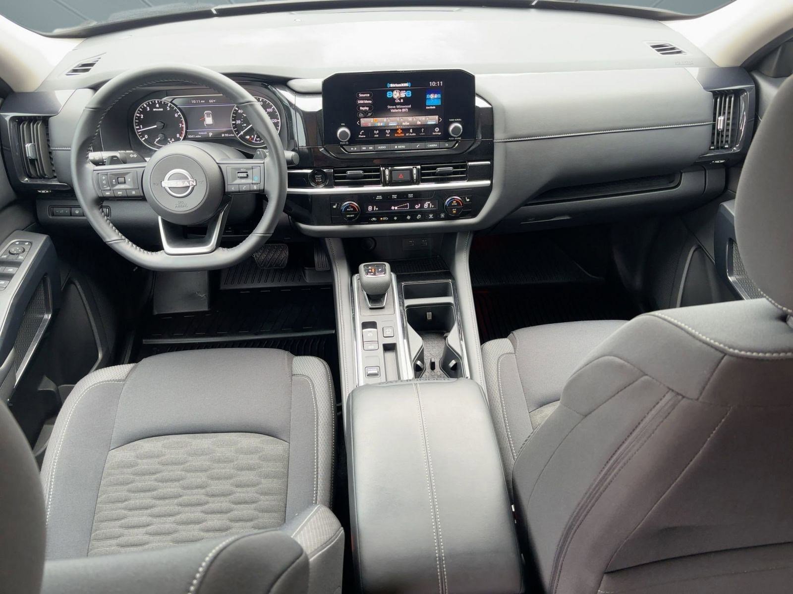 Used 2025 Nissan Pathfinder SV image 16