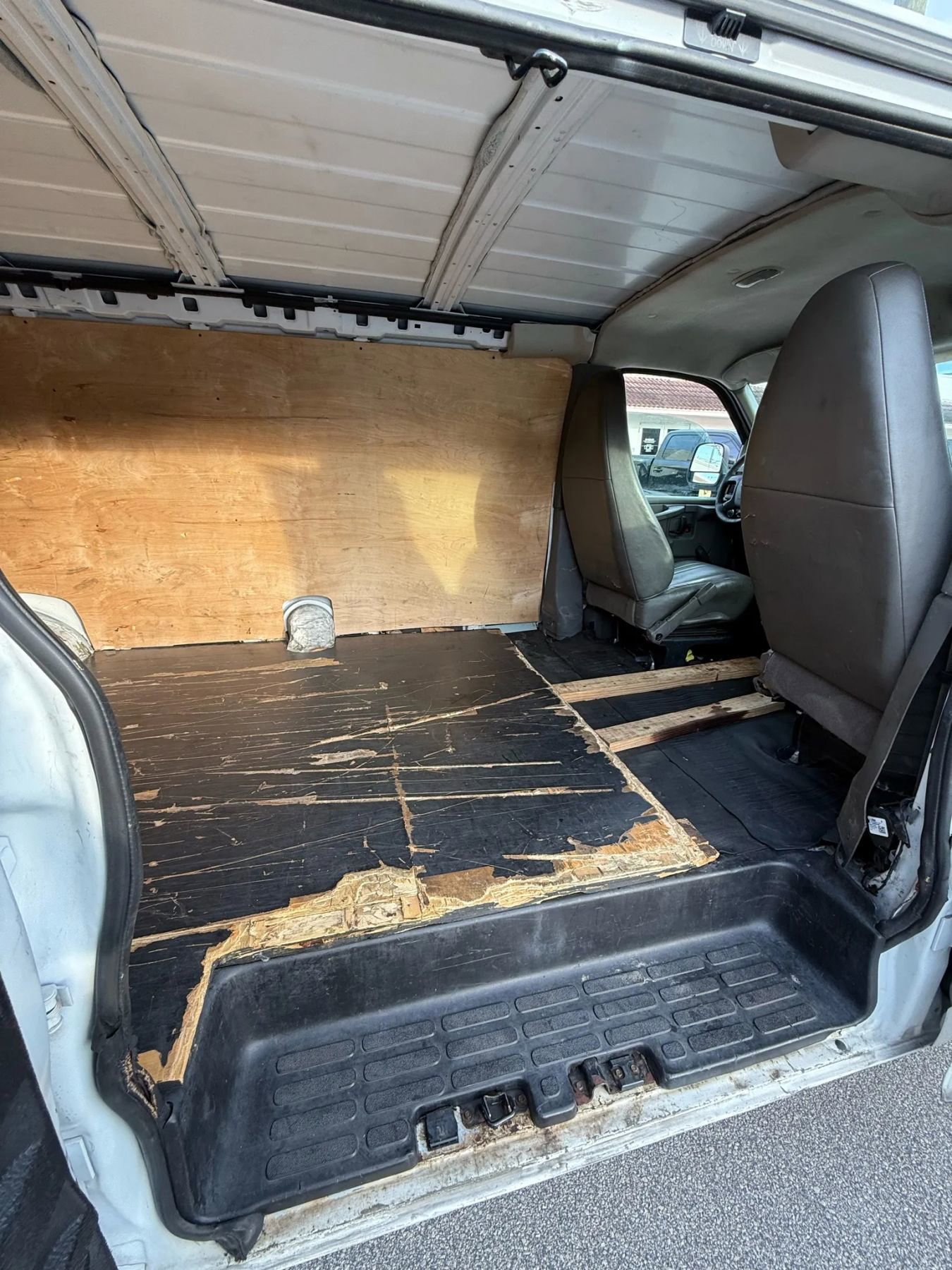 Used 2010 Chevrolet Express 2500 Extended image 11