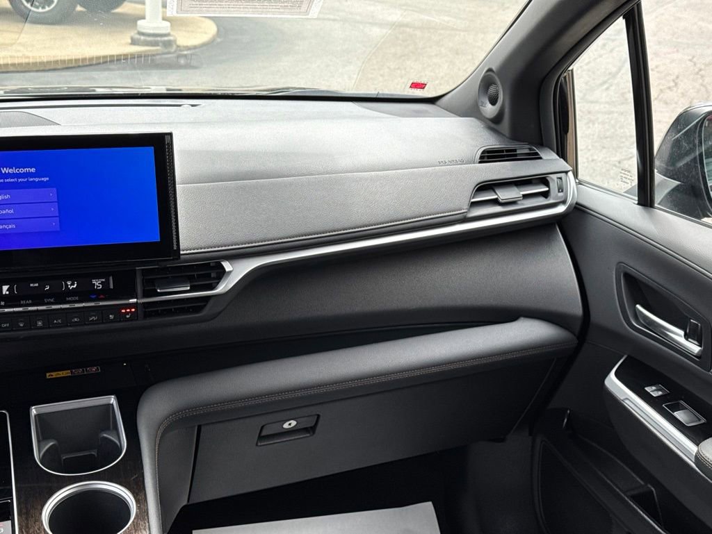 Used 2025 Toyota Sienna Platinum AWD/4WD image 22