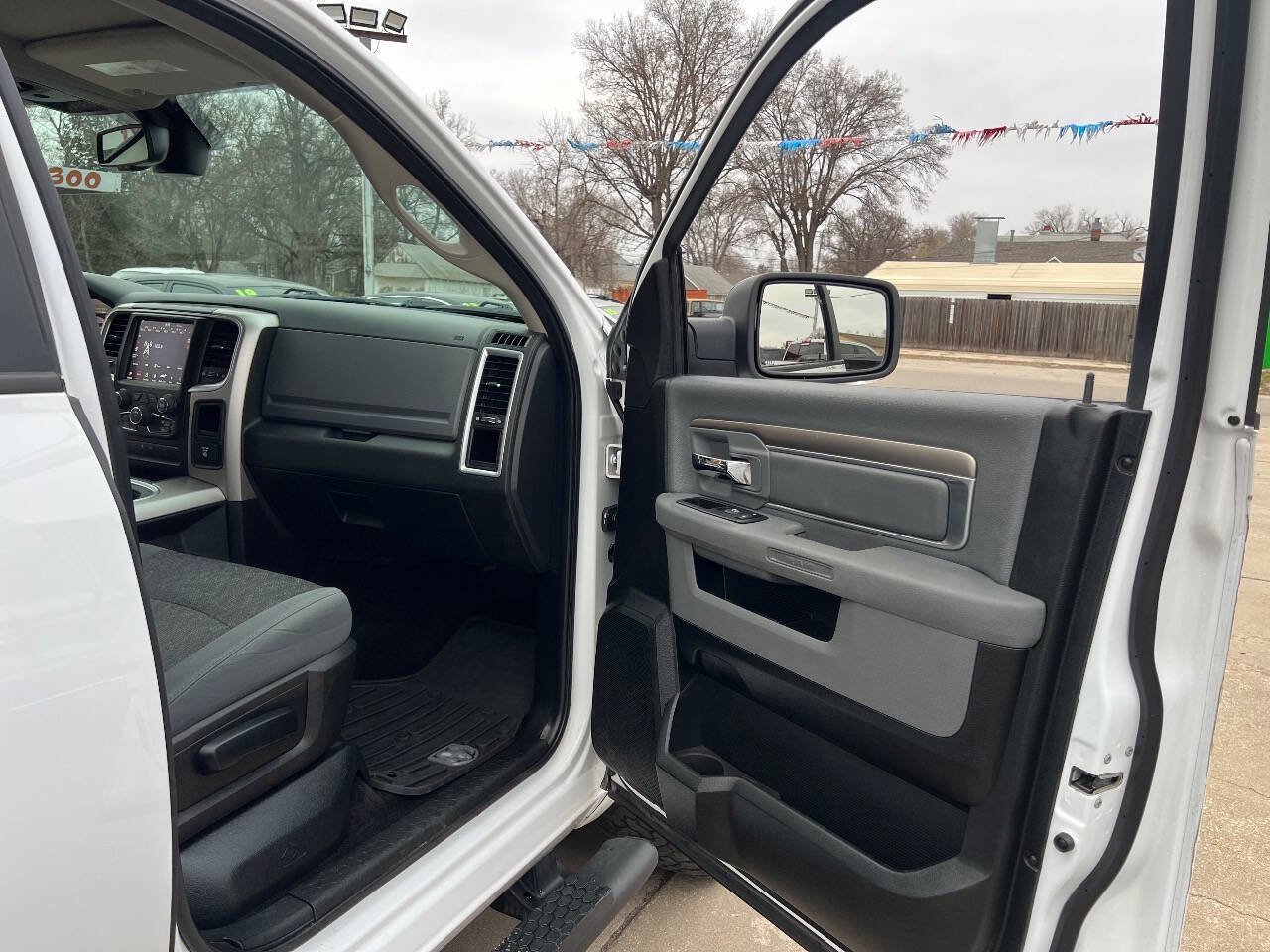 Used 2018 RAM 1500 SLT image 17