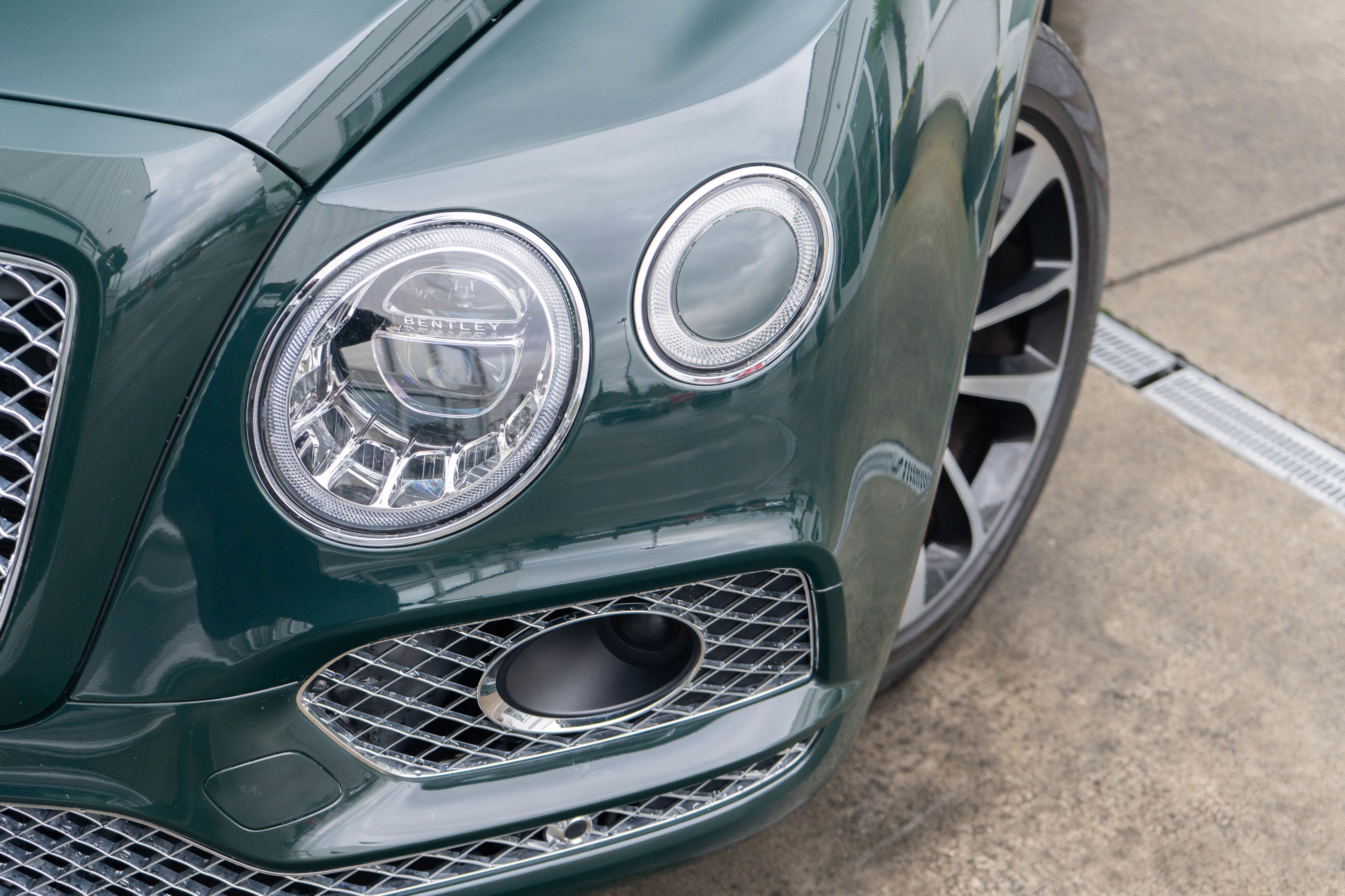 Used 2017 Bentley Bentayga image 45