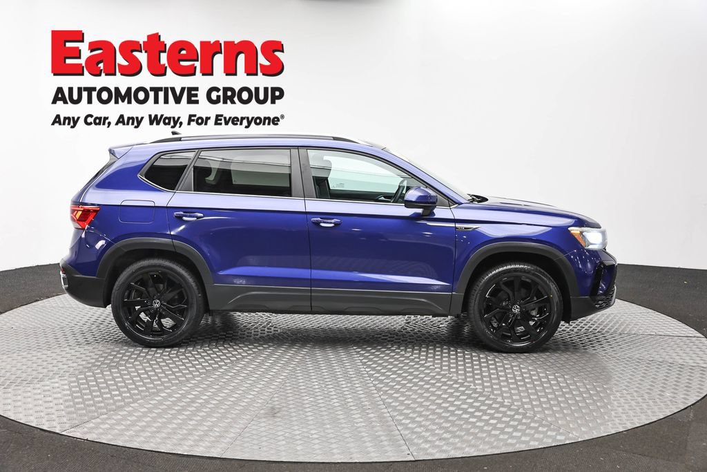 Used 2022 Volkswagen Taos SE w/ Panoramic Sunroof Package FWD image 4