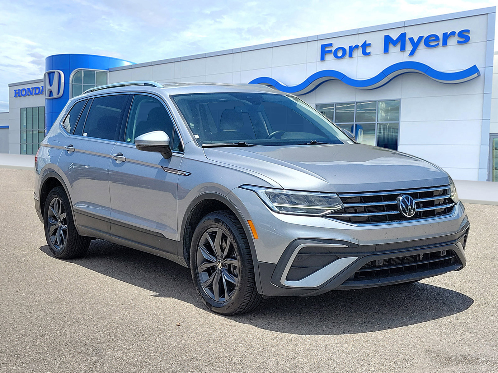 Used 2024 Volkswagen Tiguan SE FWD image 1