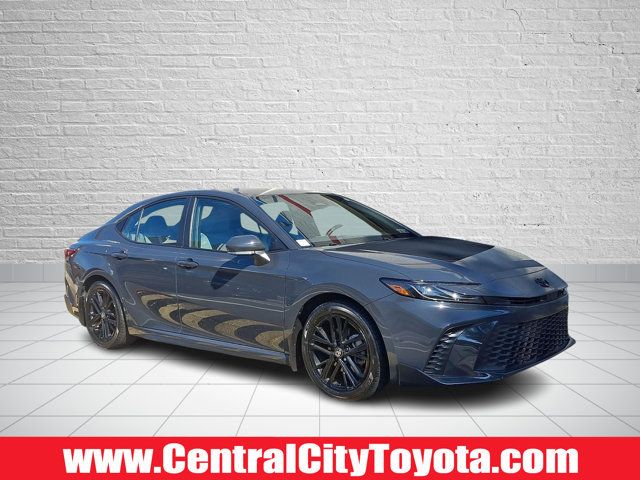 Used 2025 Toyota Camry SE FWD image 1