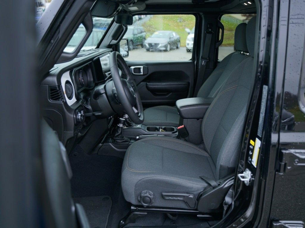 Used 2025 Jeep Wrangler Sport S image 21