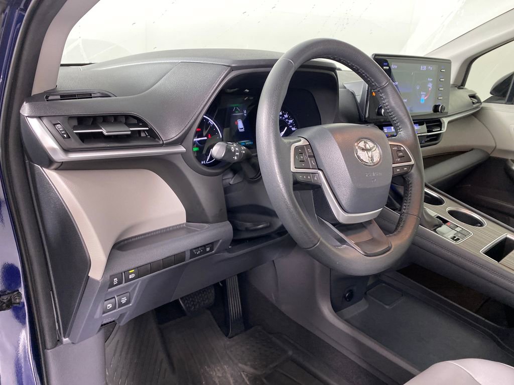 Certified 2022 Toyota Sienna XLE image 11