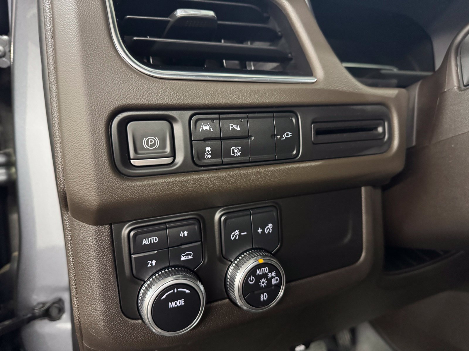 Used 2022 GMC Yukon XL SLT w/ SLT Luxury Package AWD/4WD image 25