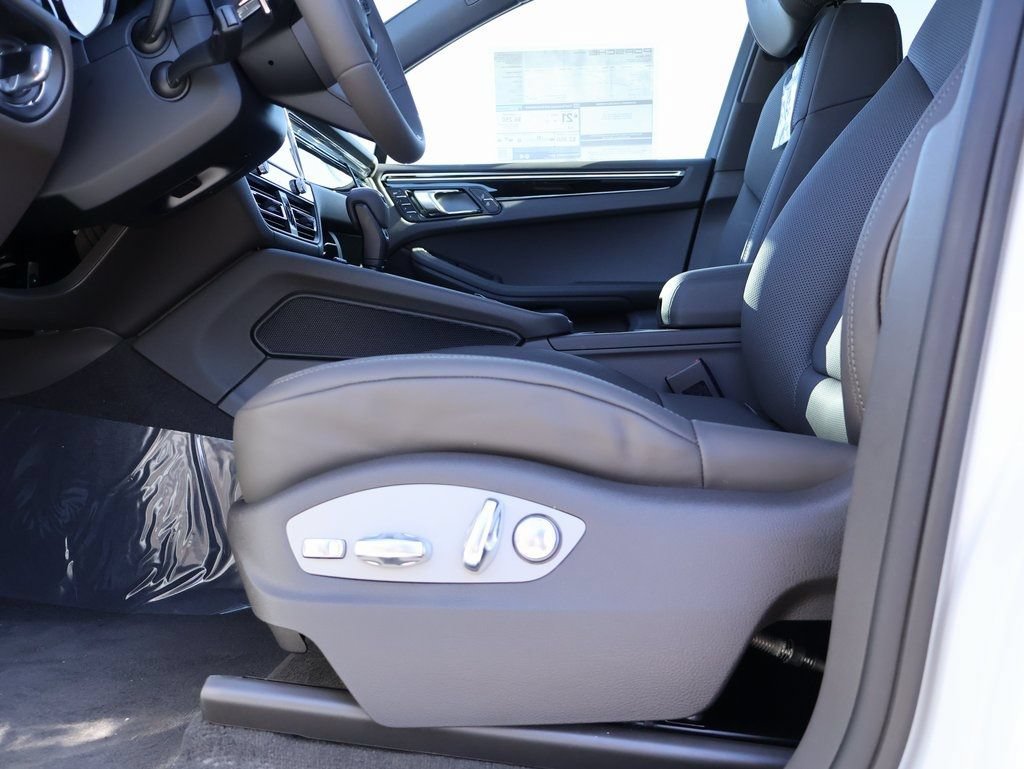 Certified 2026 Porsche Macan AWD/4WD image 34