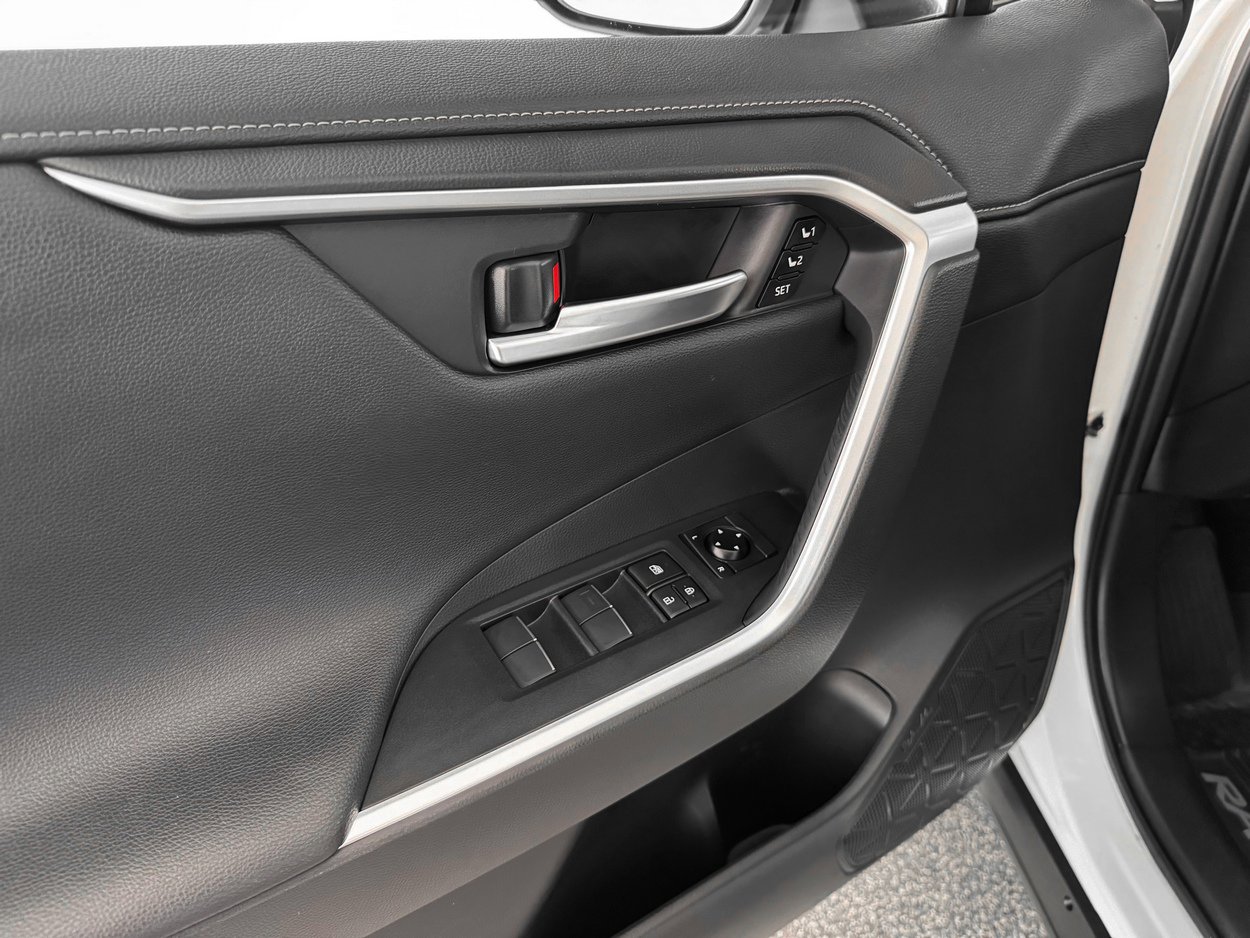 Used 2020 Toyota RAV4 Limited image 13