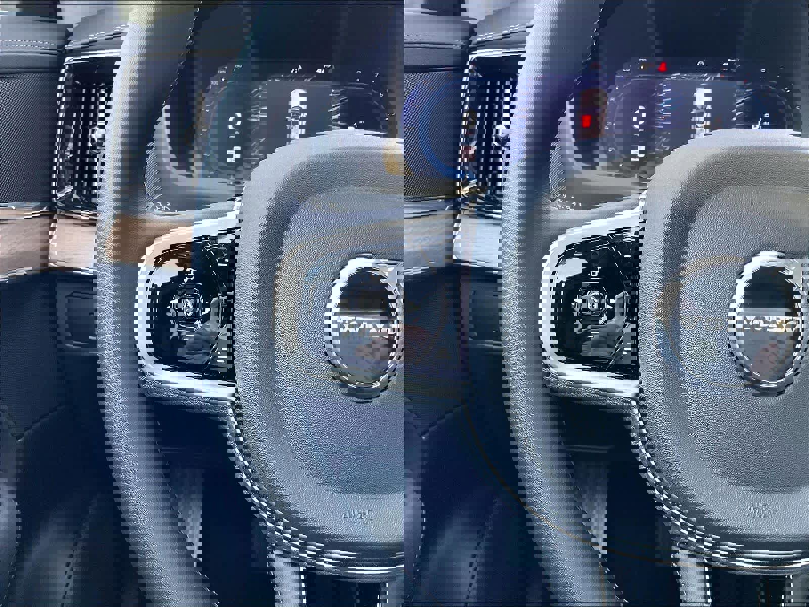 Used 2025 Volvo XC90 B6 Core w/ Protection Package Premier image 21