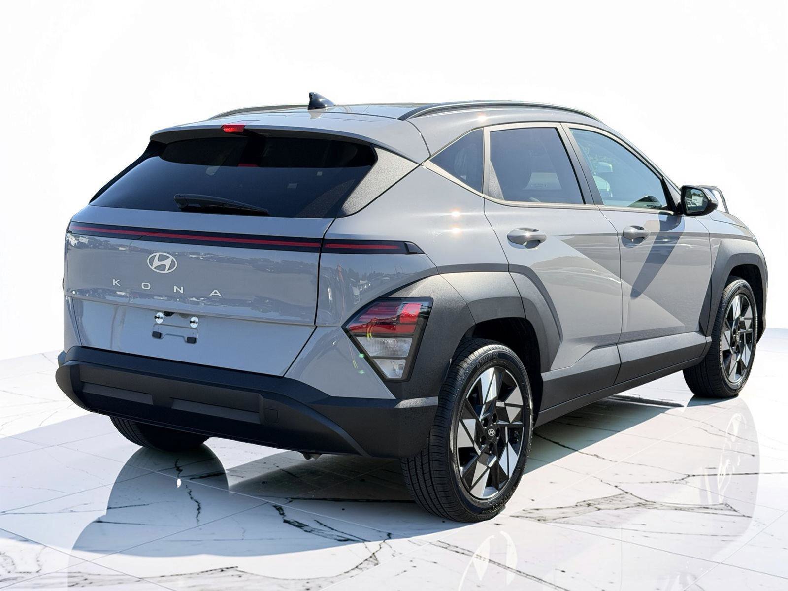 Used 2024 Hyundai Kona SEL w/ Convenience Package FWD image 2
