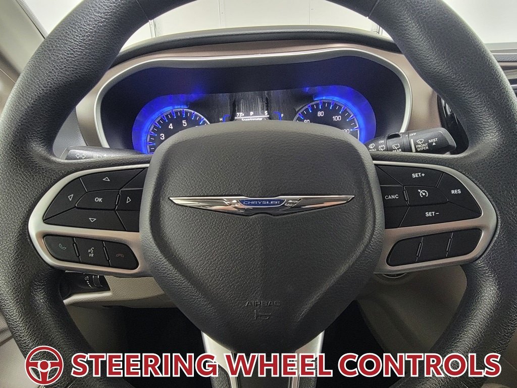 Used 2018 Chrysler Pacifica L FWD image 19