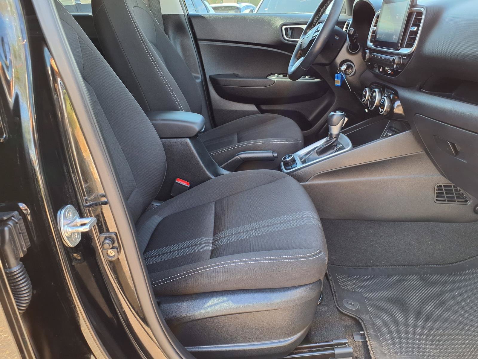 Certified 2022 Hyundai Venue SEL FWD image 11