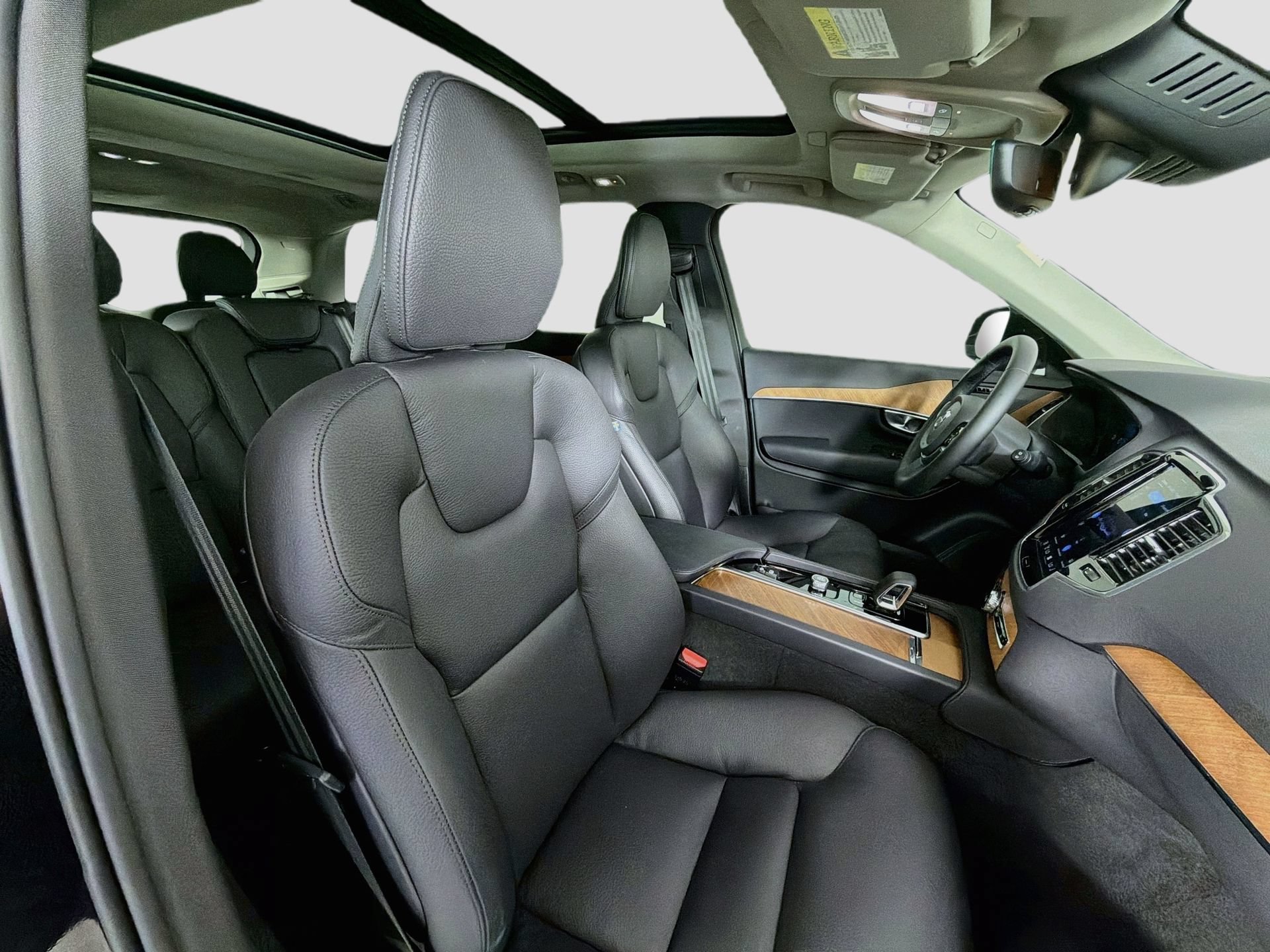 Certified 2024 Volvo XC90 B5 Plus AWD/4WD image 31