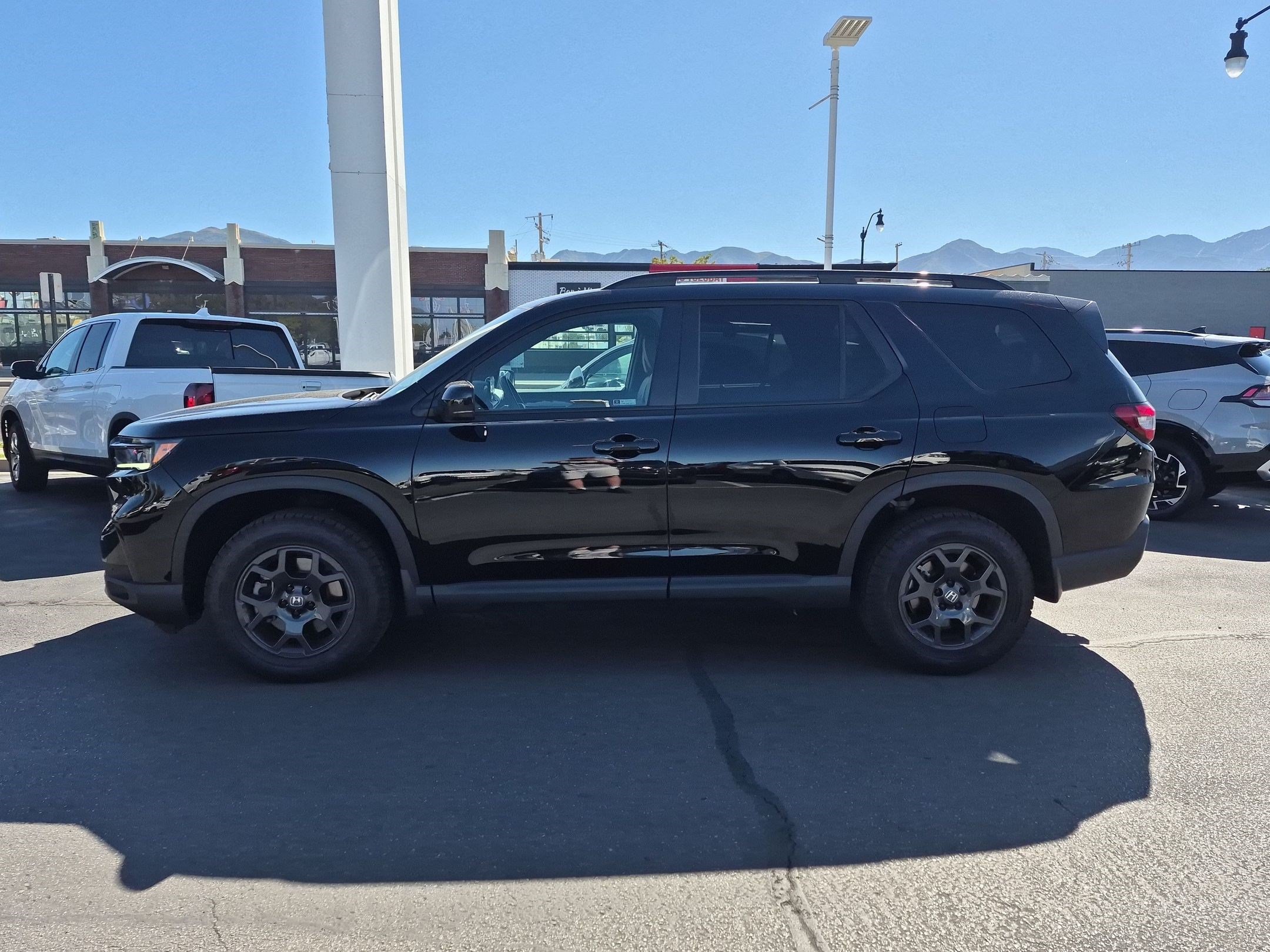 Used 2025 Honda Pilot TrailSport image 9
