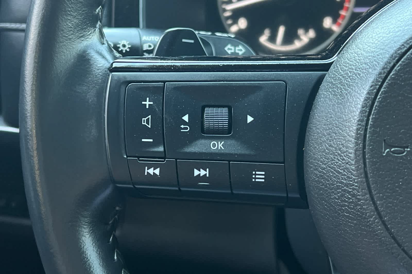 Used 2025 Nissan Pathfinder SL FWD image 31