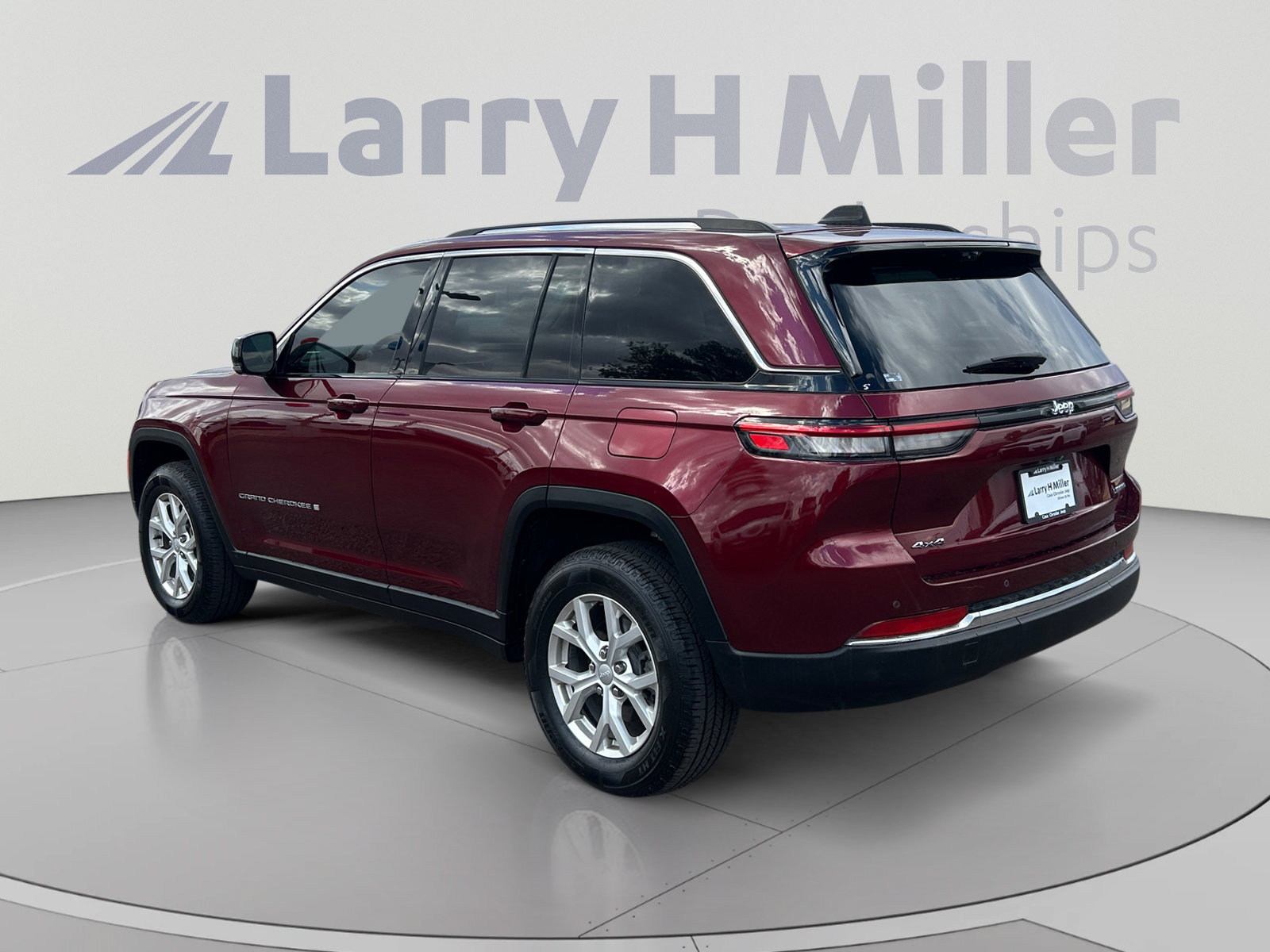 Used 2023 Jeep Grand Cherokee Limited w/ Luxury Tech Group II AWD/4WD image 3